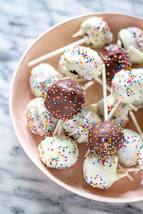 Learn how to make cake pops with yellow cake mix, vanilla frosting, and white candy melting wafers. Follow the easy steps and …
